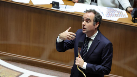 Le gouvernement français échappe à deux motions de censure