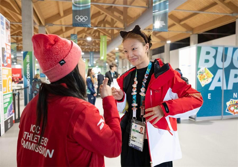 Comment la technologie chinoise ajoute une nouvelle tournure à l'échange de pin's olympiques au village des athlètes de Milan