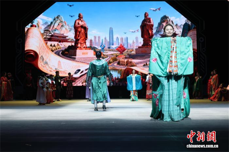 Shandong : un défilé de mode homme-robot met en valeur le charme de la culture du Hanfu à Jining