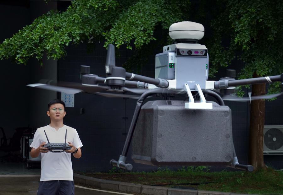 Un membre du personnel teste un drone sur la base de l'United Aircraft Group à Shenzhen, dans la province du Guangdong (sud de la Chine), le 26 juin 2025. (Li An / Xinhua)