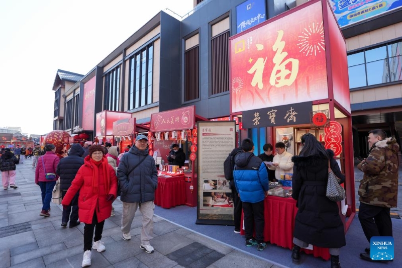 Beijing : une foire festive organisée pour célébrer la prochaine Fête du Printemps dans la zone commerciale de Longfusi