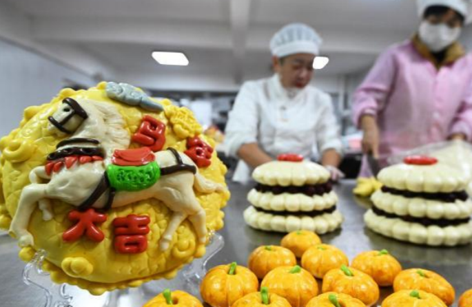 Hebei : les « petits pains fleuris » cuits à la vapeur de Fengfeng insufflent une riche saveur de Nouvel An chinois