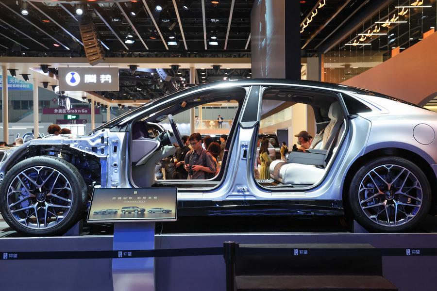 Des visiteurs autour du stand de BYD lors du Salon international de l'automobile de la région de la Grande Baie Guangdong-Hong Kong-Macao 2025 à Shenzhen, dans la province chinoise du Guangdong (sud), le 31 mai 2025. (Xinhua/Liang Xu)