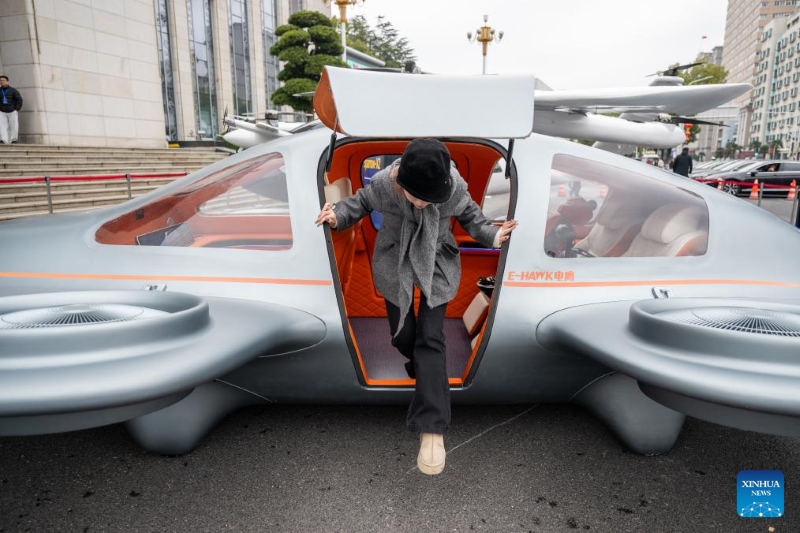 Hubei : des avions électriques à décollage et atterrissage verticaux et des robots humanoïdes font leurs débuts à Wuhan