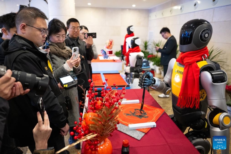 Hubei : des avions électriques à décollage et atterrissage verticaux et des robots humanoïdes font leurs débuts à Wuhan