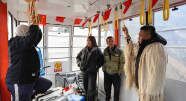 Sichuan : un député à l'APN guide un village au bord d'une falaise vers la revitalisation rurale