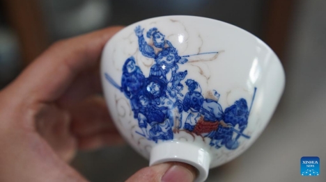 Jiangxi : un jeune couple poursuit son rêve de peindre sur porcelaine à Jingdezhen, la « capitale chinoise de la porcelaine » de Chine