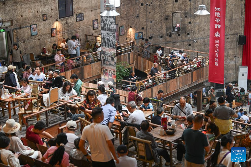 Chongqing : un bâtiment ancien transformé en maison de thé publique