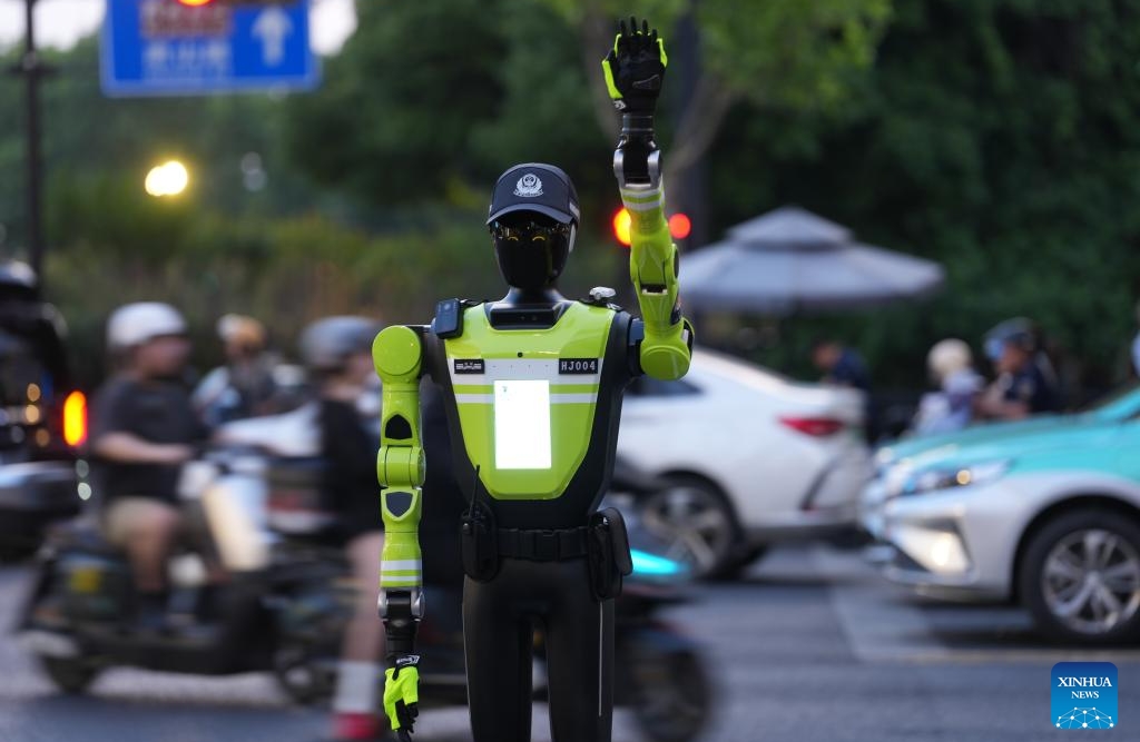 Zhejiang : des robots intelligents de gestion du trafic déployés à Hangzhou