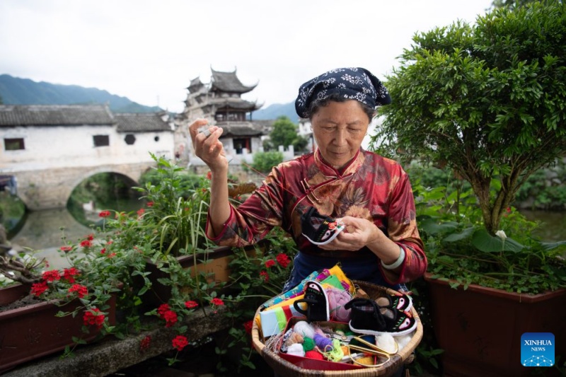 Anhui : les villageois de Xucun préservent leur patrimoine avec des sachets cousus à la main pour le Festival des bateaux-dragons