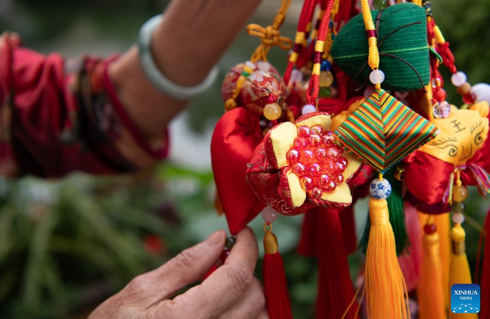 Anhui : les villageois de Xucun préservent leur patrimoine avec des sachets cousus à la main pour le Festival des bateaux-dragons