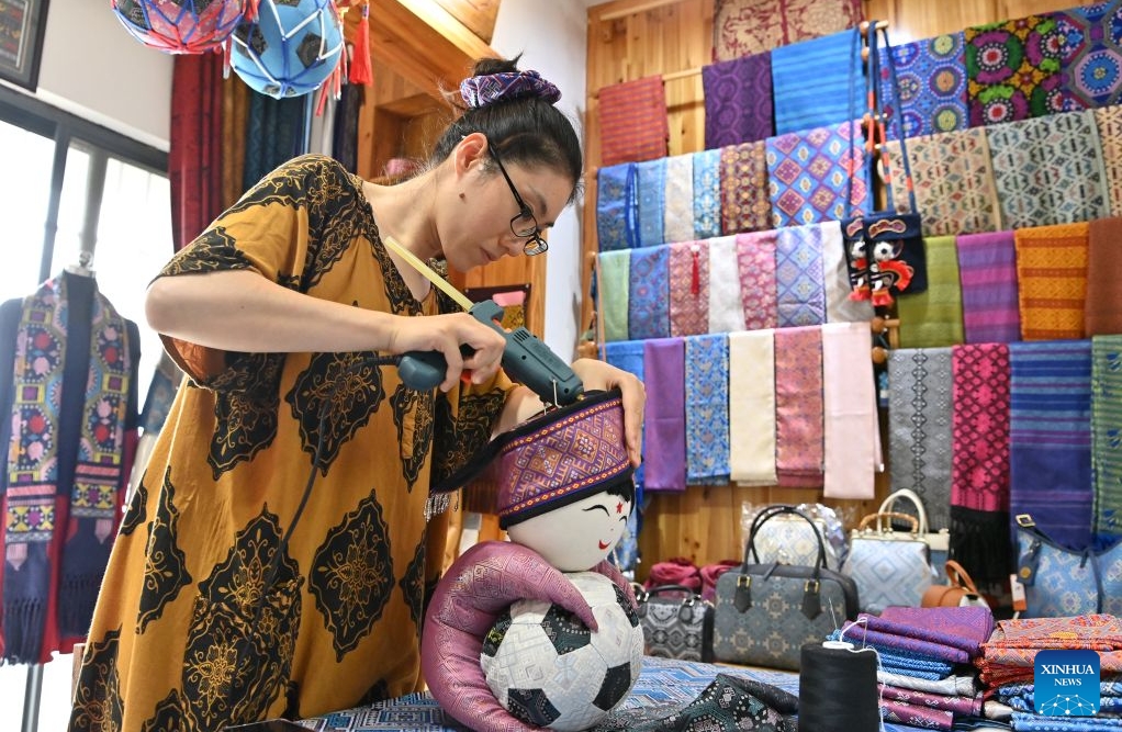 Guangxi : le tissage du brocart Zhuang ancestral prospère grâce à l'innovation