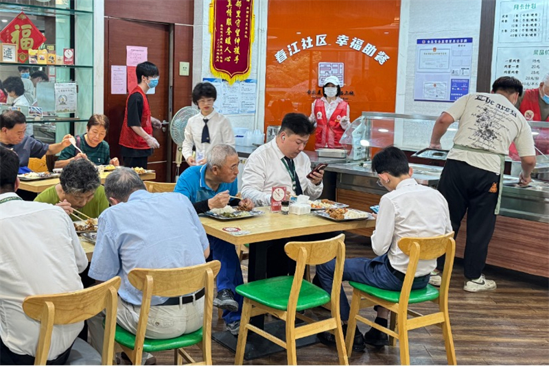 Des habitants déjeunent dans un site de repas communautaire de la communauté de Chunjiang, dans le district de Shangcheng à Hangzhou, capitale de la province du Zhejiang (est de la Chine), le 12 juin 2026. (Wu Chaolan/Le Quotidien du Peuple en ligne)