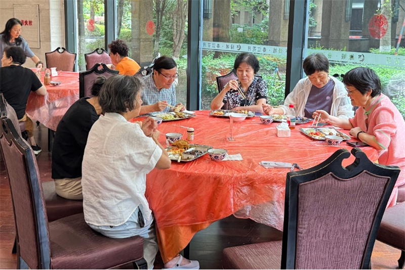 Des résidents âgés déjeunent dans un site de repas communautaire de la communauté de Chunjiang, dans le district de Shangjiang à Hangzhou, capitale de la province du Zhejiang (est de la Chine), le 12 juin 2026. (Wu Chaolan/Le Quotidien du Peuple en ligne)