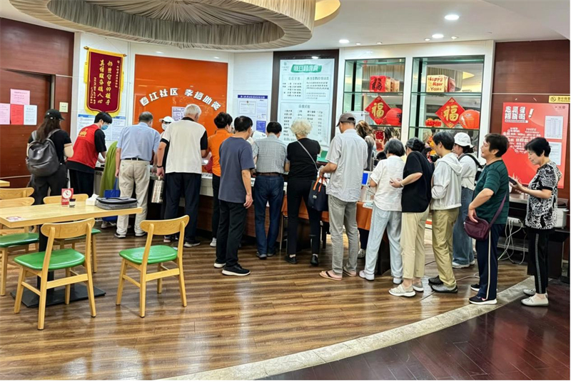 Des résidents âgés font la queue devant un site de service de repas dans la communauté de Chunjiang, dans le district de Shangcheng à Hangzhou, capitale de la province du Zhejiang (est de la Chine), le 12 juin 2026. (Wu Chaolan/Le Quotidien du Peuple en ligne)