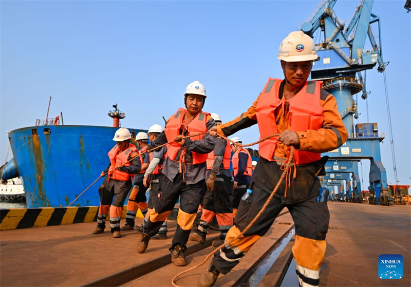 Tianjin : le vraquier CSB Glory de COSCO Shipping établit un nouveau record de tirant d'eau
