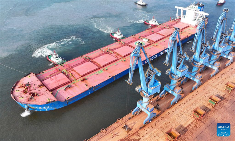 Tianjin : le vraquier CSB Glory de COSCO Shipping établit un nouveau record de tirant d'eau