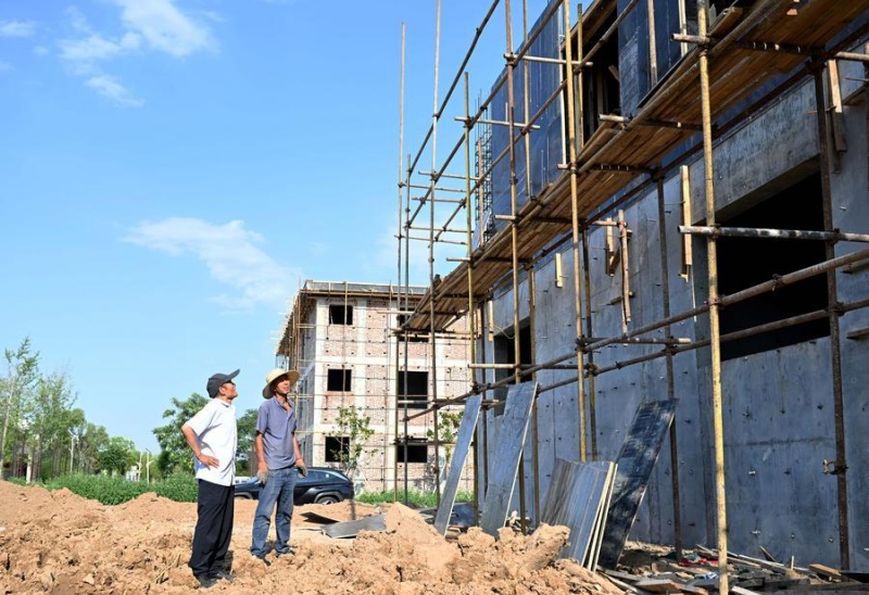 Henan : un chef de village déploie tous ses efforts pour le développement de sa ville natale
