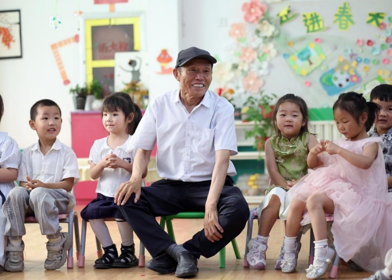 Henan : un chef de village déploie tous ses efforts pour le développement de sa ville natale
