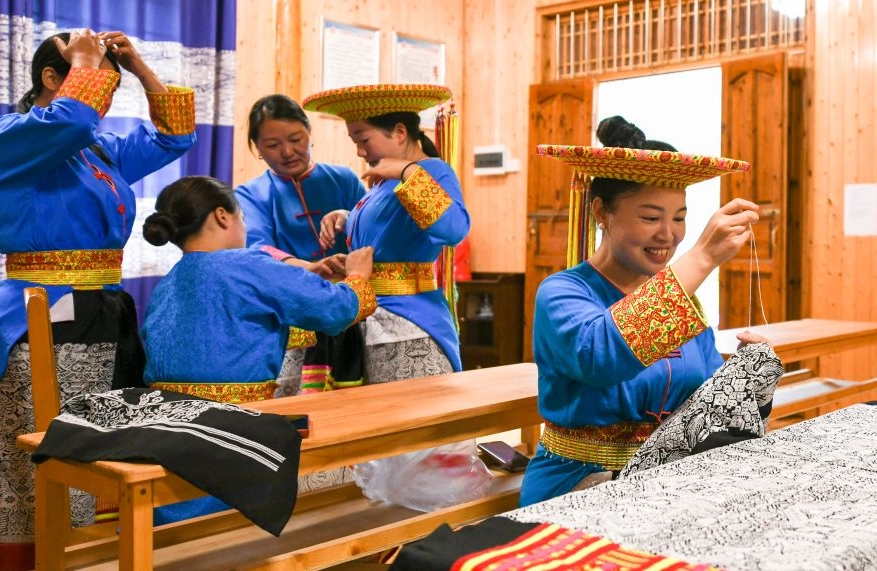 Hunan : histoire en photo de la broderie au point de croix Tiaohua du comté de Longhui
