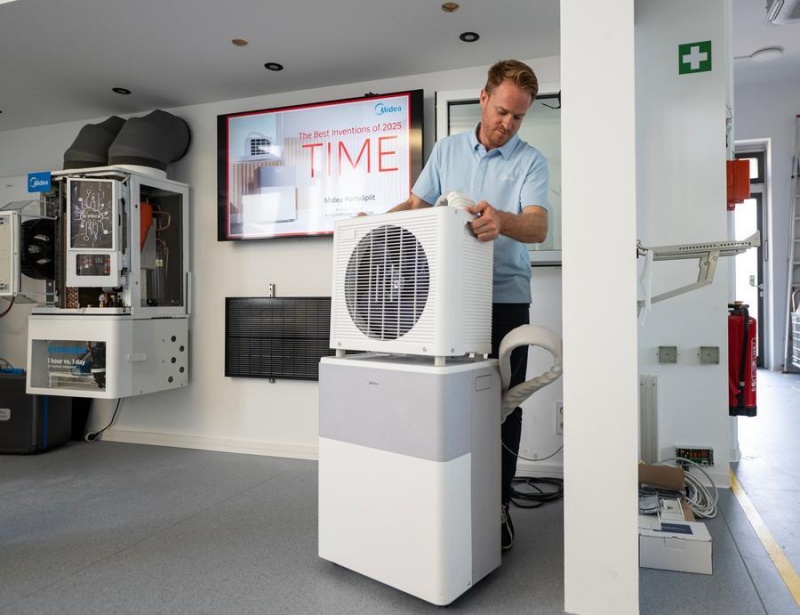 Tobias Strobel, responsable de l'innovation technique pour la climatisation résidentielle au centre de R&D allemand de Midea, présente l'installation du climatiseur split mobile PortaSplit de Midea à Stuttgart, en Allemagne, le 30 juin 2026.  