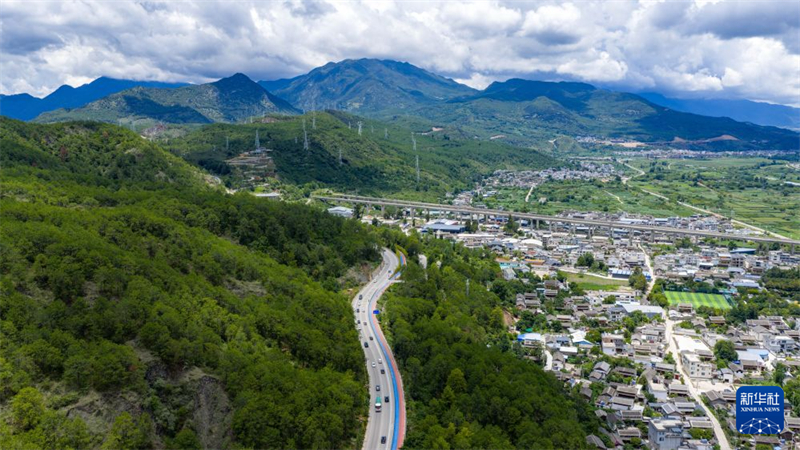 50 ans de l'autoroute Yunnan-Xizang : un passage de montagne isolé se transforme en couloir touristique