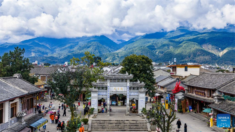 50 ans de l'autoroute Yunnan-Xizang : un passage de montagne isolé se transforme en couloir touristique