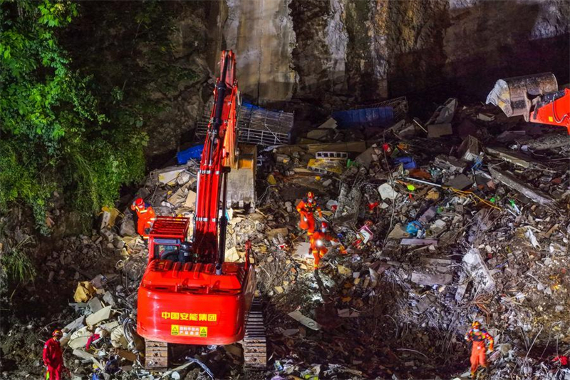 Chine : les opérations de secours se poursuivent à la suite d'un glissement de terrain à Chongqing