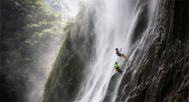 Guizhou : le rappel en cascade attire les touristes en quête de sensations fortes et de fraîcheur à Qiandongnan