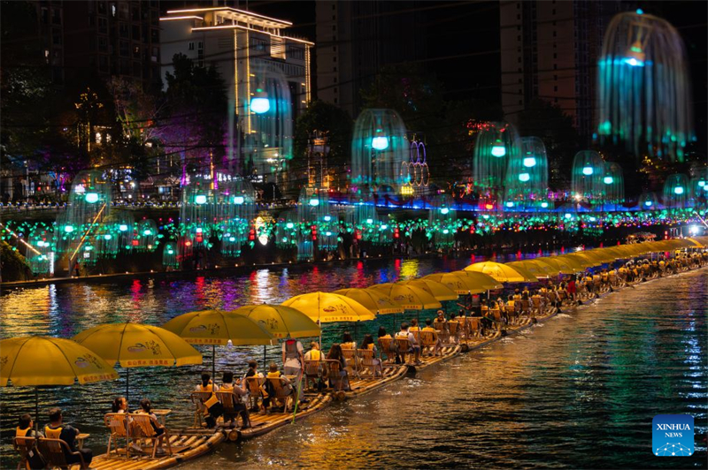 Hubei : des excursions nocturnes lancées le long des promenades au bord de l'eau dans le comté de Xuan'en