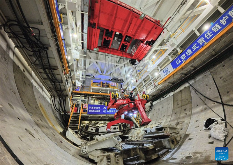 Un tunnelier géant chinois achève avec succès le percement d'un tunnel ferroviaire sous le Yangtsé