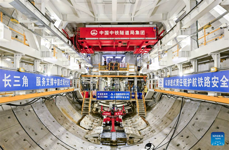 Un tunnelier géant chinois achève avec succès le percement d'un tunnel ferroviaire sous le Yangtsé