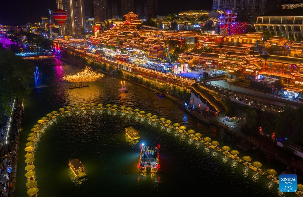 Hubei : des excursions nocturnes lancées le long des promenades au bord de l'eau dans le comté de Xuan'en