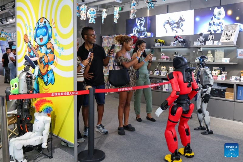 Les touristes étrangers voyagent sur le thème de la technologie à Shenzhen