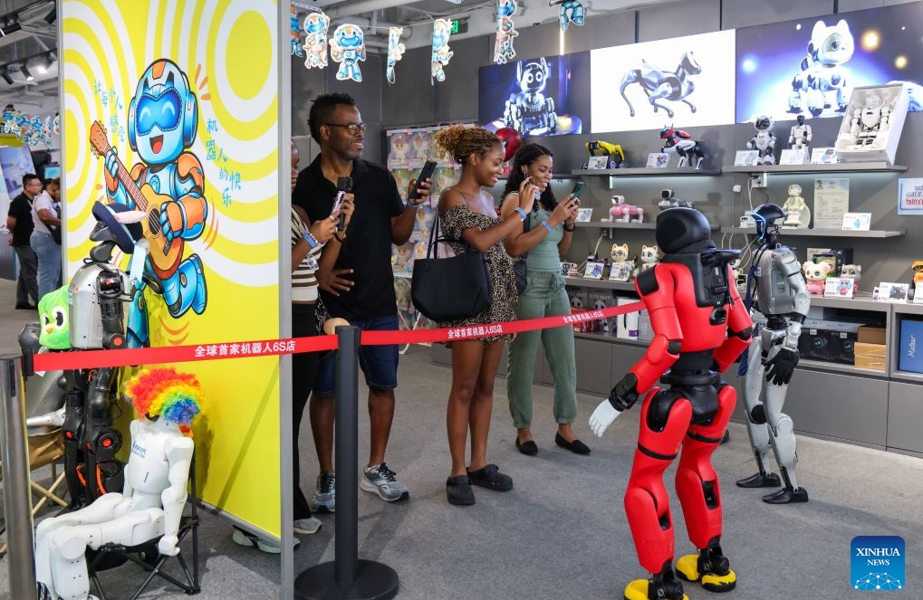 Les touristes étrangers voyagent sur le thème de la technologie à Shenzhen