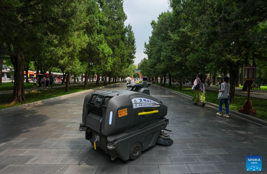 De nouveaux robots parcourent le parc du Temple du Ciel à Beijing
