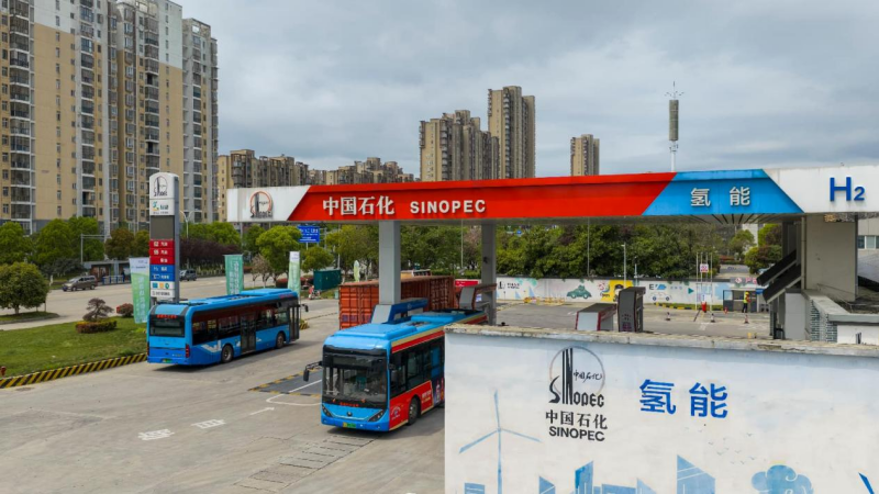 Un bus à pile à combustible à hydrogène fait le plein dans une station de la zone de développement économique et technologique de Jiujiang, dans la province du Jiangxi (est de la Chine). (Photo / Wei Dongsheng)