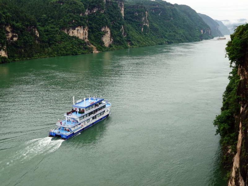 Le « Three Gorges Hydrogen Boat No. 1 », premier navire chinois propulsé par une pile à combustible à hydrogène, navigue sur le tronçon des Trois Gorges du fleuve Yangtsé, à Yichang, dans la province du Hubei (centre de la Chine). (Photo / Liu Junfeng)