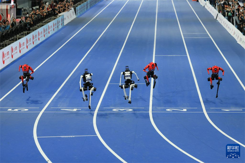 Beijing : un robot réalise une performance remarquable en terminant une course de 100 mètres en 8,64 secondes