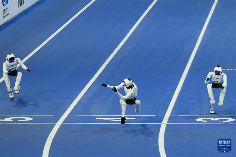 Beijing : un robot réalise une performance remarquable en terminant une course de 100 mètres en 8,64 secondes