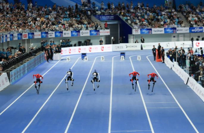 Beijing : un robot réalise une performance remarquable en terminant une course de 100 mètres en 8,64 secondes
