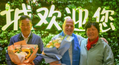 Un enseignant américain à la retraite entame une visite en Chine pour renouer une amitié née en classe et autour de la lutte contre la désertification