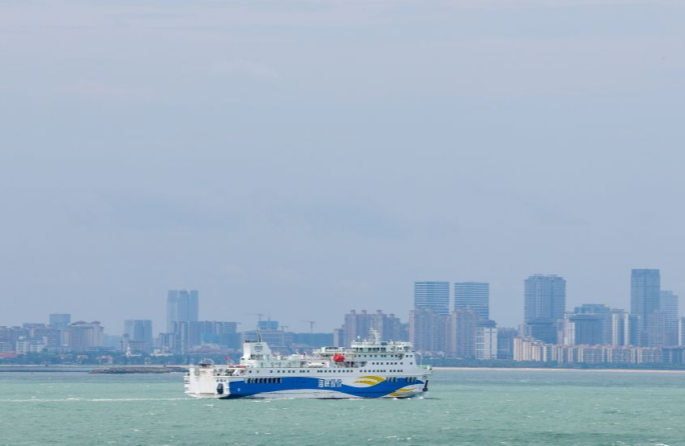 Hainan : les services de ferry pour passagers et marchandises ont repris de manière ordonnée dans le détroit de Qiongzhou