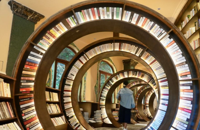Jiangxi : à Wuyuan, une bibliothèque aménagée dans un gouffre offre une expérience de lecture unique aux visiteurs
