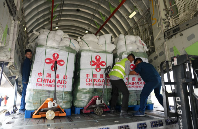 Des fournitures de secours en provenance de Chine arrivent au Népal