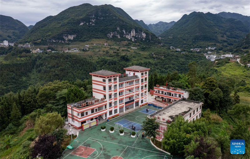 Yunnan : à Xuanwei, un ascenseur à flanc de falaise et un système de téléphérique facilitent les déplacements des élèves
