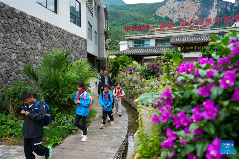Yunnan : à Xuanwei, un ascenseur à flanc de falaise et un système de téléphérique facilitent les déplacements des élèves