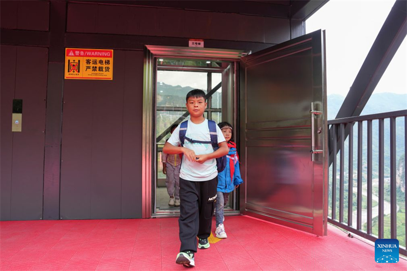 Yunnan : à Xuanwei, un ascenseur à flanc de falaise et un système de téléphérique facilitent les déplacements des élèves