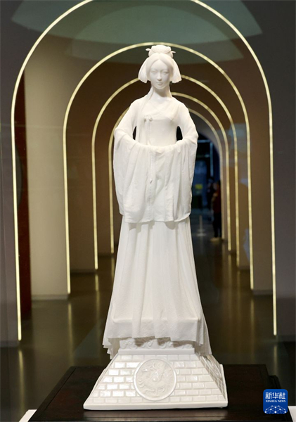 Un chef-d'œuvre en porcelaine né d'un pari entre un père et son fils attire les foules à Shanghai
