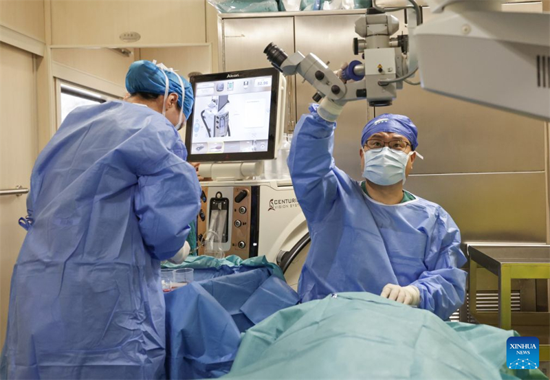 Mongolie intérieure : un « train-hôpital » propose des opérations de la cataracte gratuites aux patients à faibles revenus